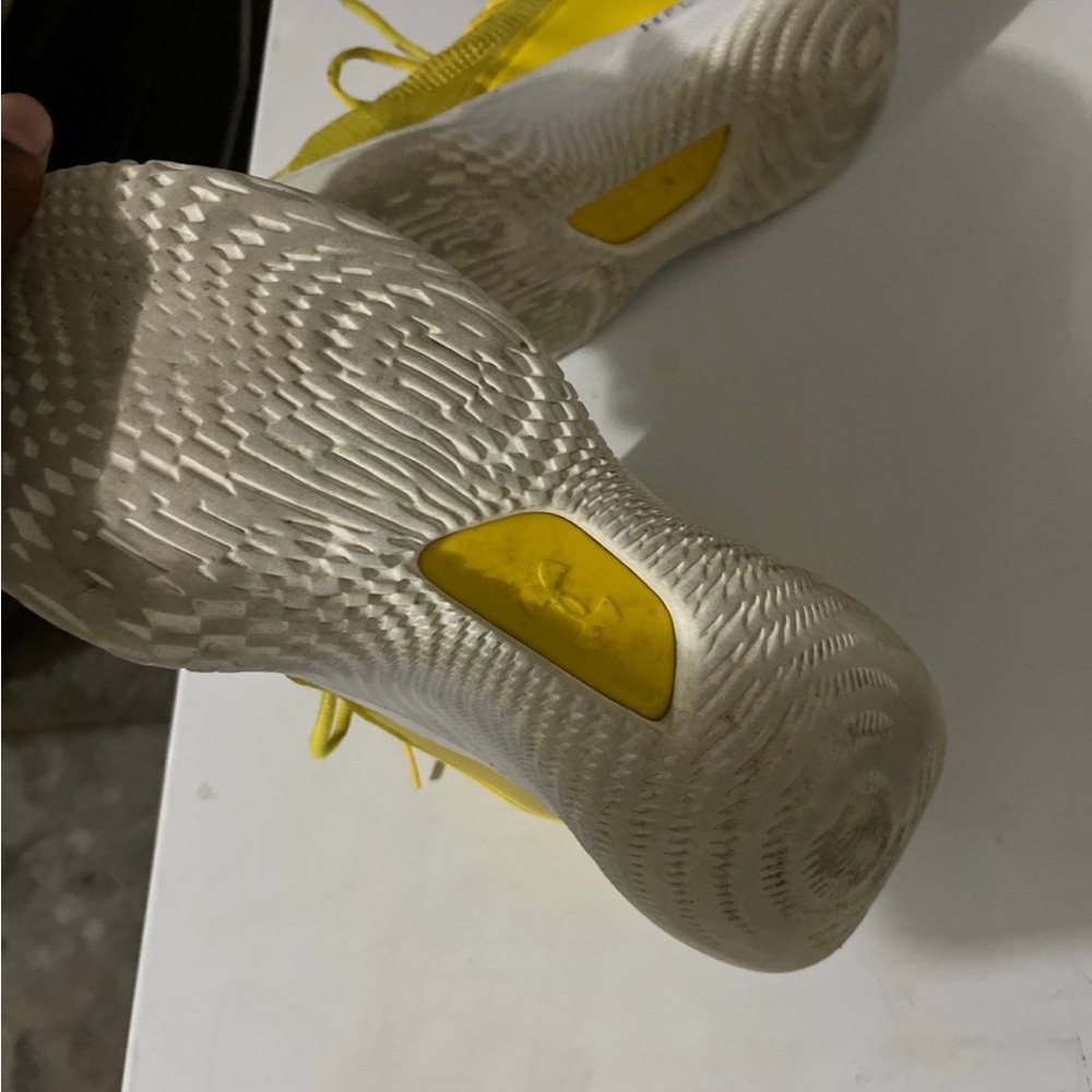 Yellow Stephen curry’s basketball shoes